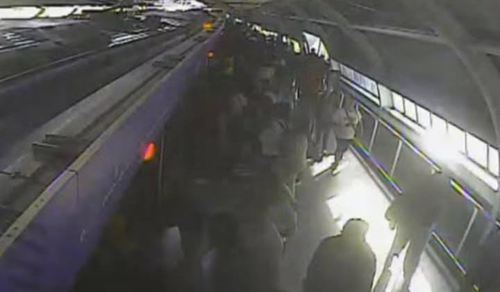 HOMEM MORRE APÓS FICAR PRENSADO ENTRE AS PORTAS DO METRÔ NA LINHA 5-LILÁS