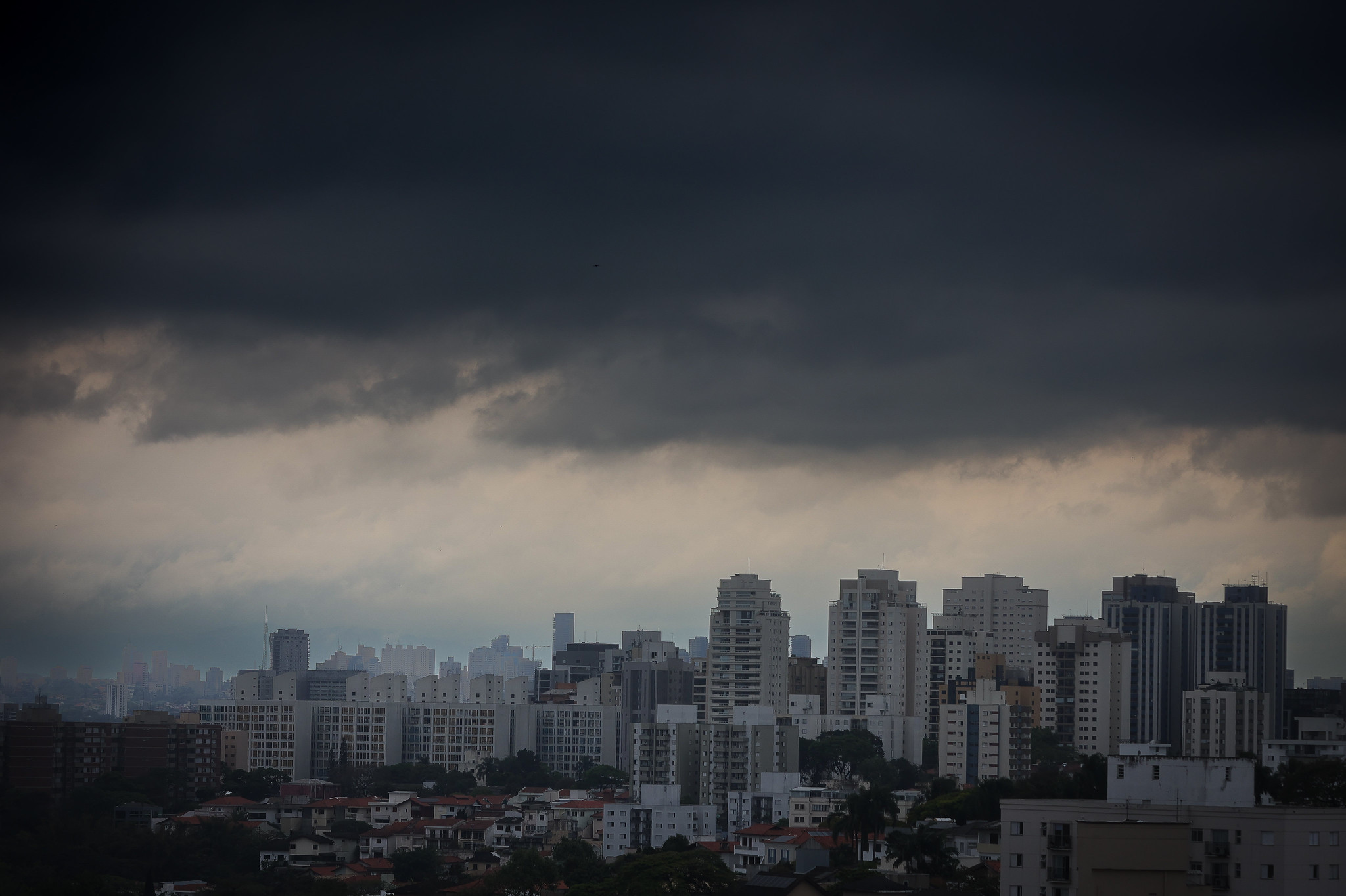 FRENTE FRIA ENCERRA ONDA DE CALOR E TRAZ CHUVA FORTE PARA O ESTADO DE SÃO PAULO NESTA SEMANA