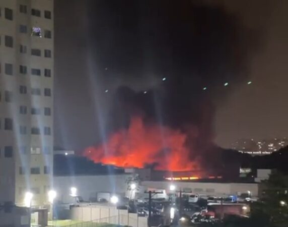 INCÊNDIO ATINGE GALPÃO DE INDÚSTRIA AUTOMOTIVA NESTA SEGUNDA-FEIRA