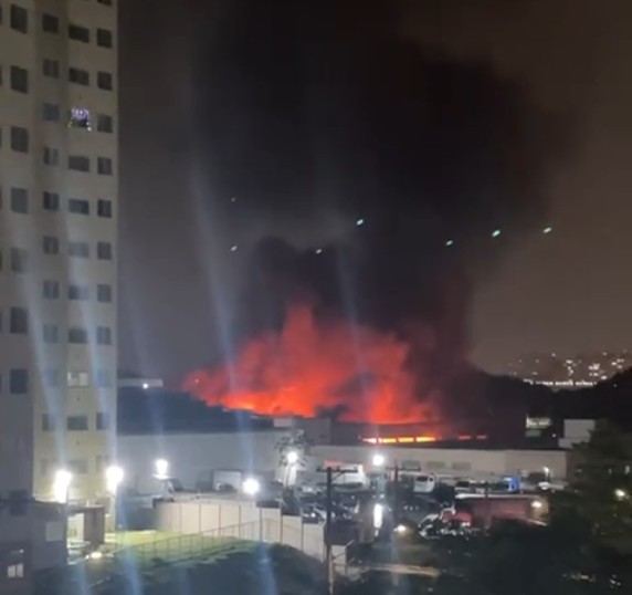 INCÊNDIO ATINGE GALPÃO DE INDÚSTRIA AUTOMOTIVA NESTA SEGUNDA-FEIRA