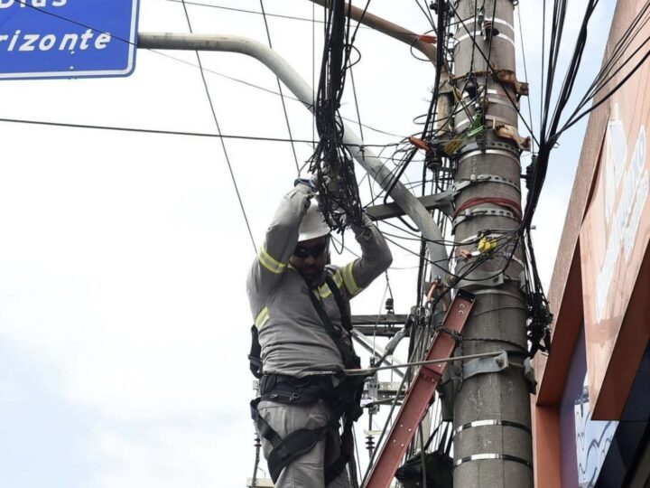 OPERAÇÃO SEGUE O FIO REMOVE 2,5 TONELADAS DE CABOS IRREGULARES EM GUARULHOS