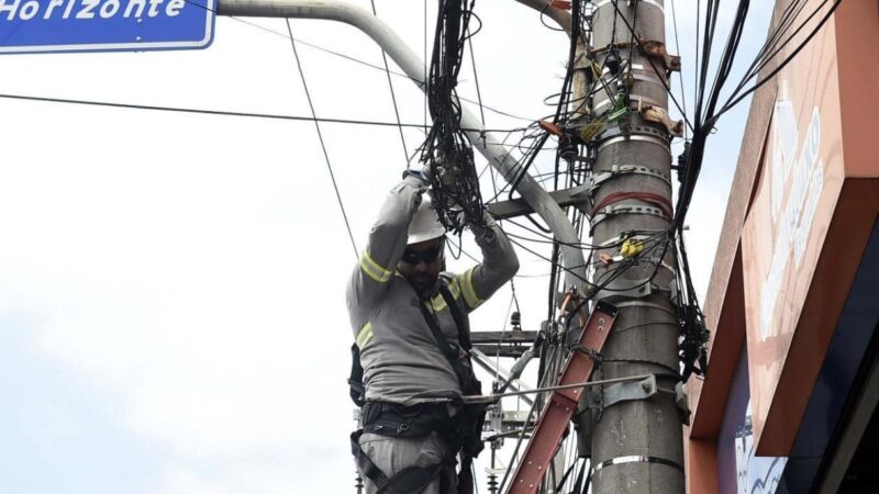 OPERAÇÃO SEGUE O FIO REMOVE 2,5 TONELADAS DE CABOS IRREGULARES EM GUARULHOS