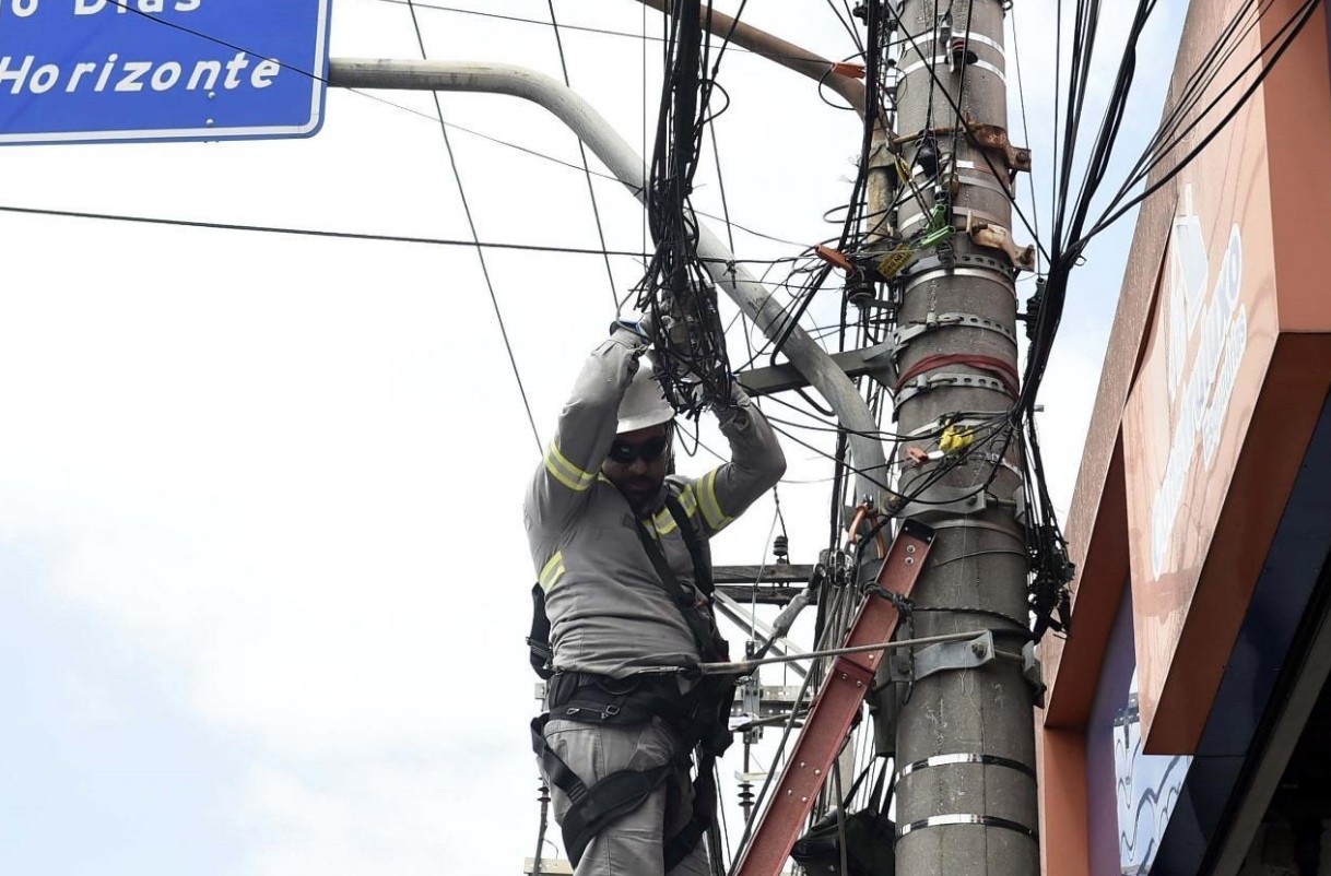OPERAÇÃO SEGUE O FIO REMOVE 2,5 TONELADAS DE CABOS IRREGULARES EM GUARULHOS