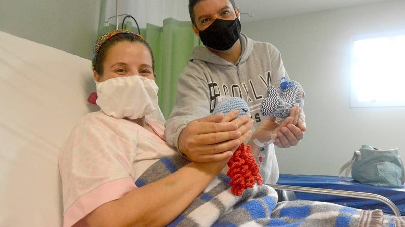 MÃE QUE PASSOU POR PARTO ENQUANTO ESTAVA INTUBADA RECEBE ALTA E VÊ O FILHO PELA PRIMEIRA VEZ