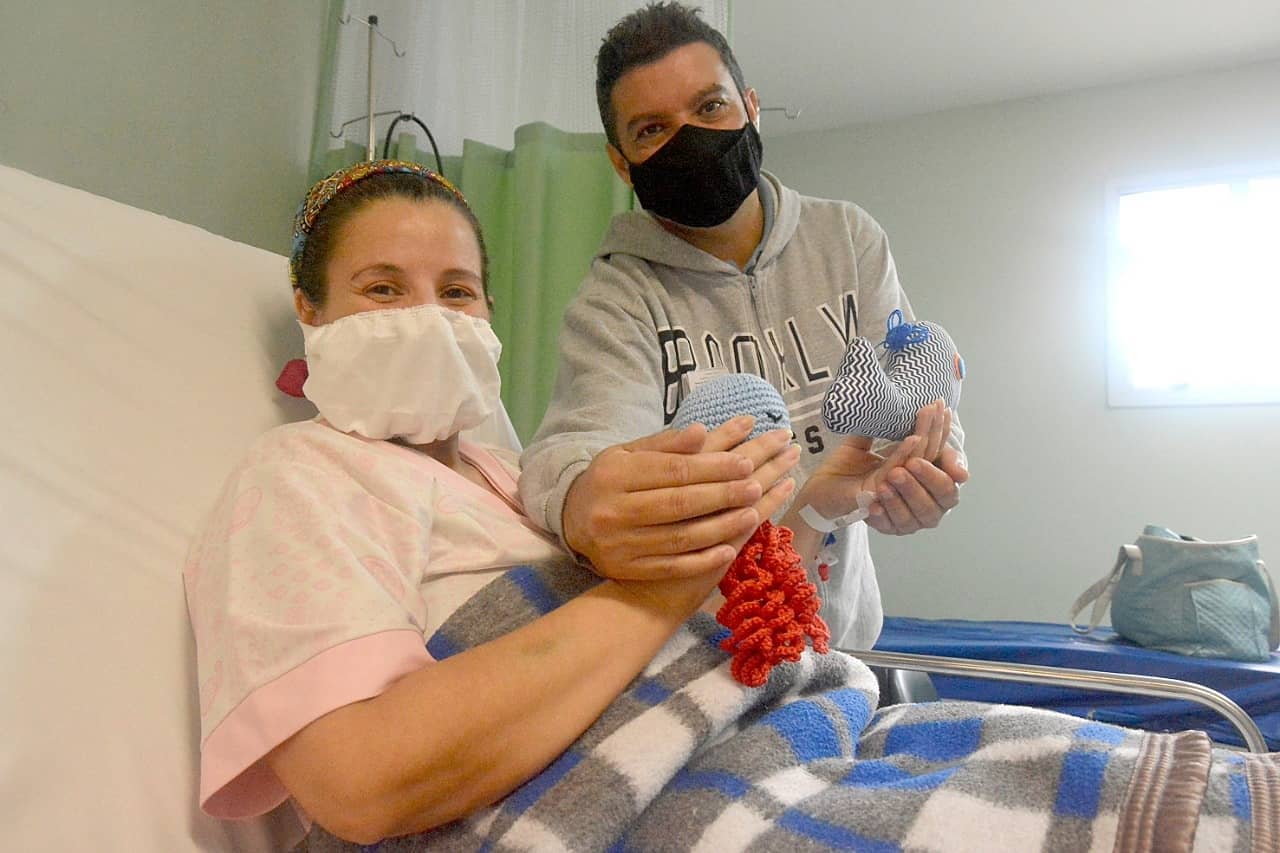 MÃE QUE PASSOU POR PARTO ENQUANTO ESTAVA INTUBADA RECEBE ALTA E VÊ O FILHO PELA PRIMEIRA VEZ