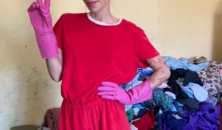 INFLUENCER DO BEM: DAS PASSARELAS DE PARIS PARA FAXINA EM CASA DE DIADEMA