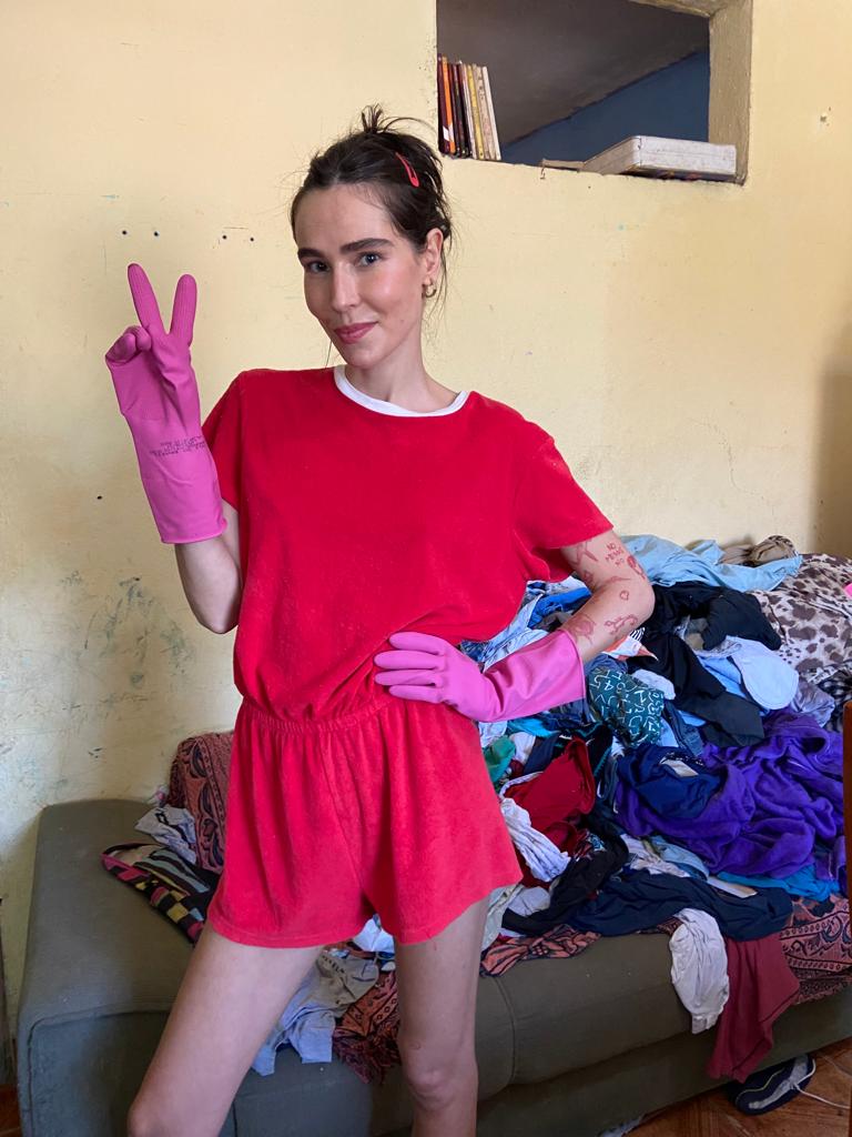 INFLUENCER DO BEM: DAS PASSARELAS DE PARIS PARA FAXINA EM CASA DE DIADEMA