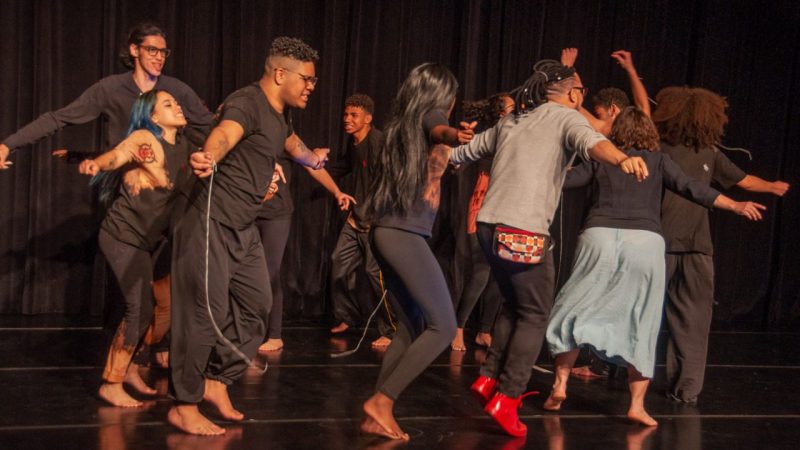 ESCOLA ITINERANTE DE TEATRO REALIZA APRESENTAÇÕES GRATUITAS NO CINE TEATRO CARLOS GOMES E CEU ANA MARIA