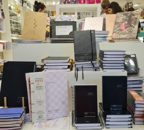 MATERIAIS ESCOLARES ESTÃO COM DESCONTOS DE ATÉ 16% NO GRAND PLAZA