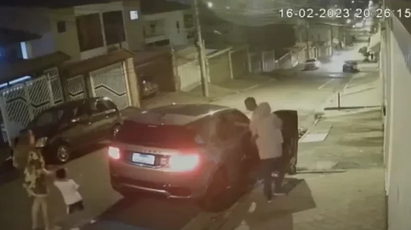 POLÍCIA CIVIL PRENDE UM DOS ENVOLVIDOS EM ROUBO DE CARRO DO CANTOR PÉRICLES EM SANTO ANDRÉ