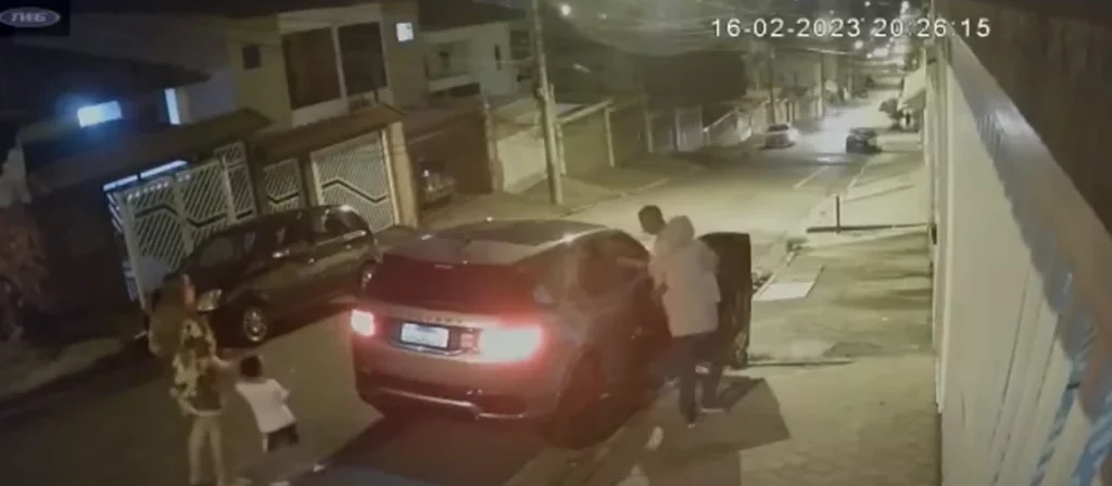 POLÍCIA CIVIL PRENDE UM DOS ENVOLVIDOS EM ROUBO DE CARRO DO CANTOR PÉRICLES EM SANTO ANDRÉ
