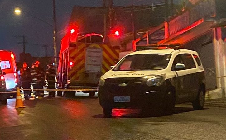HOMEM MORRE APÓS CHOQUE ELÉTRICO E FICA PENDURADO NA FIAÇÃO DE POSTE EM DIADEMA