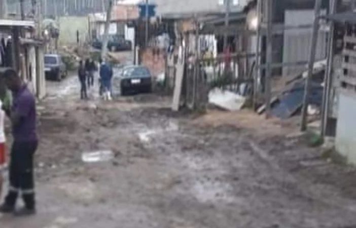 QUATRO PESSOAS SOTERRADAS POR DESLIZAMENTO SÃO RESGATADAS PELOS BOMBEIROS EM SANTO ANDRÉ