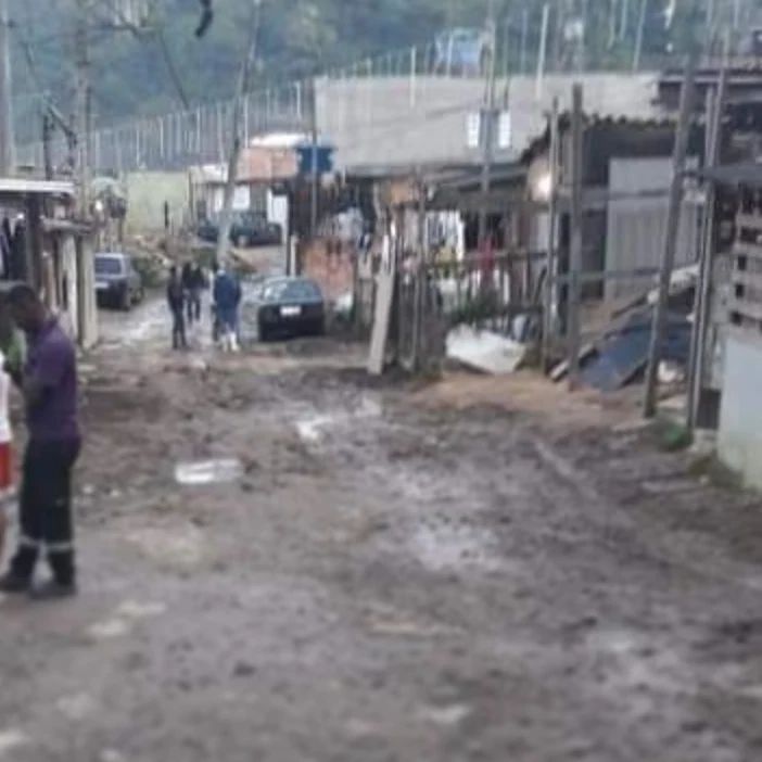 QUATRO PESSOAS SOTERRADAS POR DESLIZAMENTO SÃO RESGATADAS PELOS BOMBEIROS EM SANTO ANDRÉ
