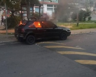 HOMEM É LINCHADO E TEM VEÍCULO INCENDIADO APÓS ATO OBSCENO EM RIBEIRÃO PIRES