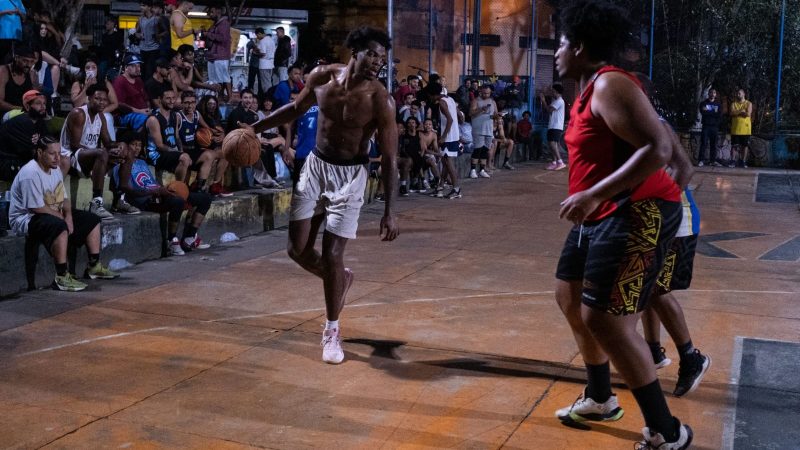 EM DIADEMA, JOGADOR DA NBA SURPREENDE E JOGA BASQUETE COM MORADORES LOCAIS