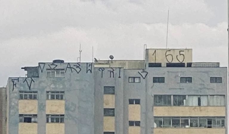DUPLA INVADE PRÉDIO RESIDENCIAL EM SANTO ANDRÉ PARA PICHAR O TOPO DO EDIFÍCIO