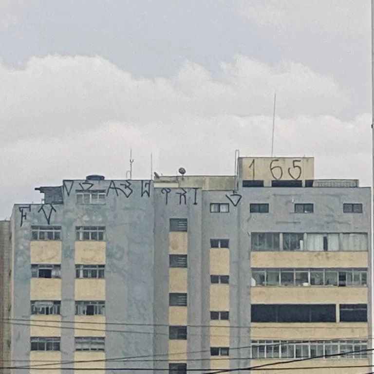DUPLA INVADE PRÉDIO RESIDENCIAL EM SANTO ANDRÉ PARA PICHAR O TOPO DO EDIFÍCIO