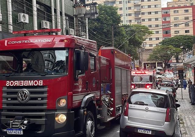 INCÊNDIO EM EDIFÍCIO COMERCIAL NO CENTRO DE SANTO ANDRÉ É RAPIDAMENTE CONTROLADO