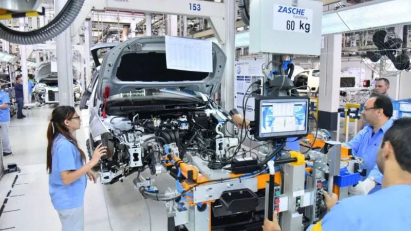 LAYOFF: VOLKSWAGEN EM TAUBATÉ E MERCEDES-BENZ EM SÃO BERNARDO ANUNCIAM SUSPENSÃO DE TRABALHADORES