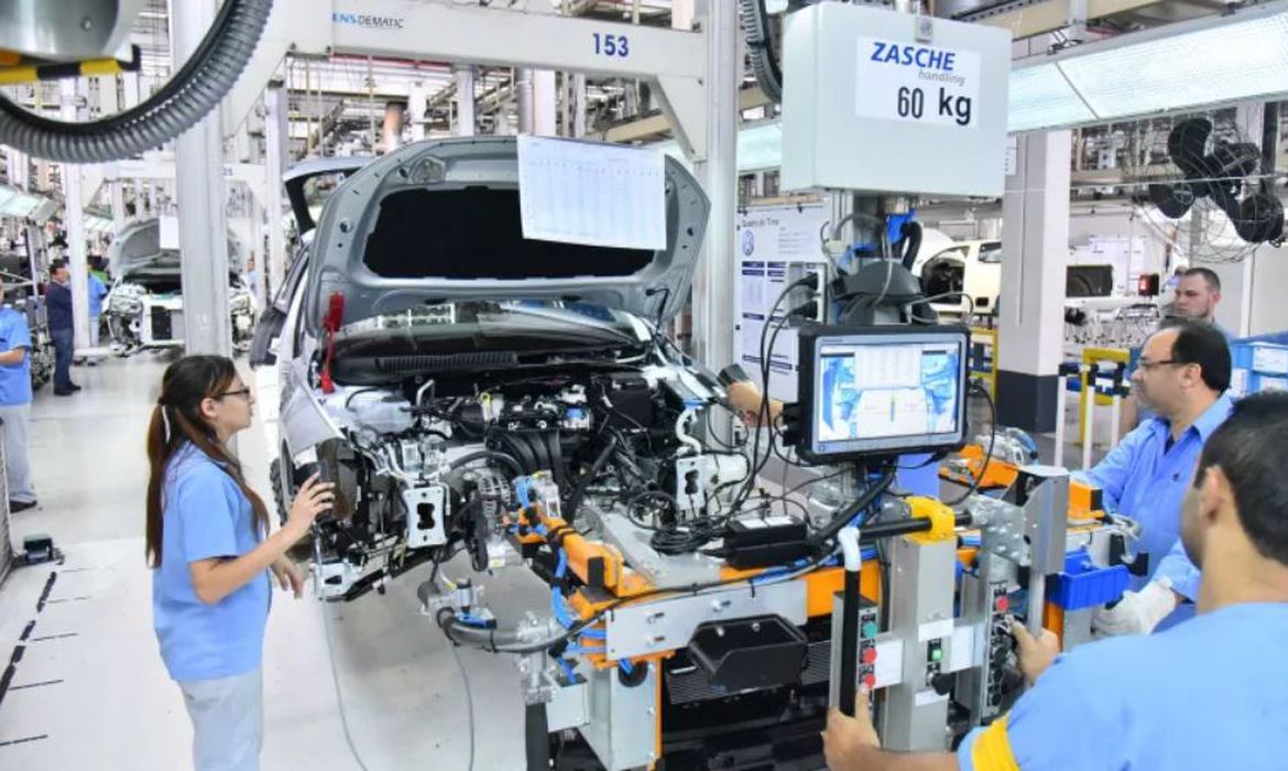 LAYOFF: VOLKSWAGEN EM TAUBATÉ E MERCEDES-BENZ EM SÃO BERNARDO ANUNCIAM SUSPENSÃO DE TRABALHADORES