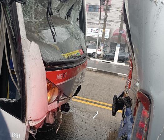 DOIS TRÓLEBUS COLIDEM NO CORREDOR PRÓXIMO AO TERMINAL DIADEMA