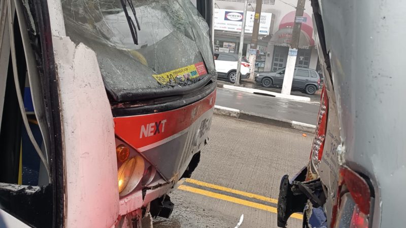 DOIS TRÓLEBUS COLIDEM NO CORREDOR PRÓXIMO AO TERMINAL