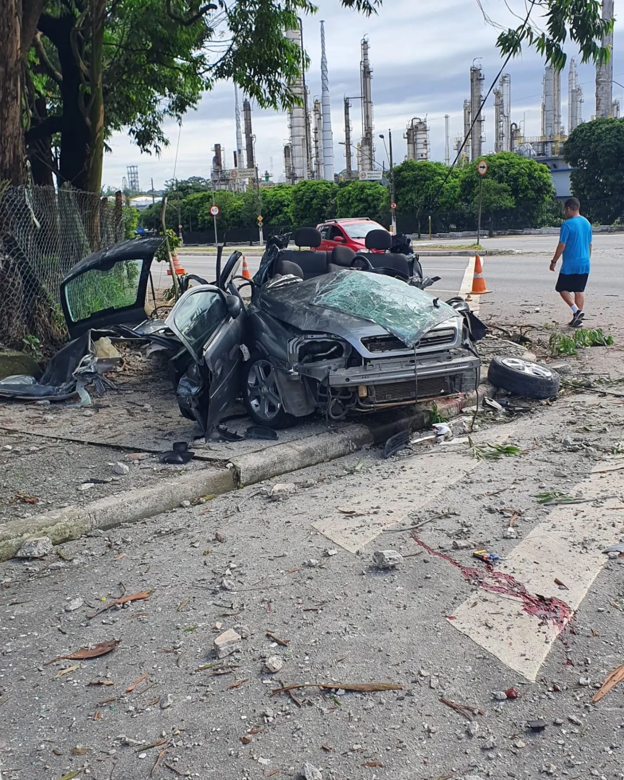 HOMEM MORRE E CASAL FICA FERIDO APÓS COLISÃO COM POSTE EM SANTO ANDRÉ