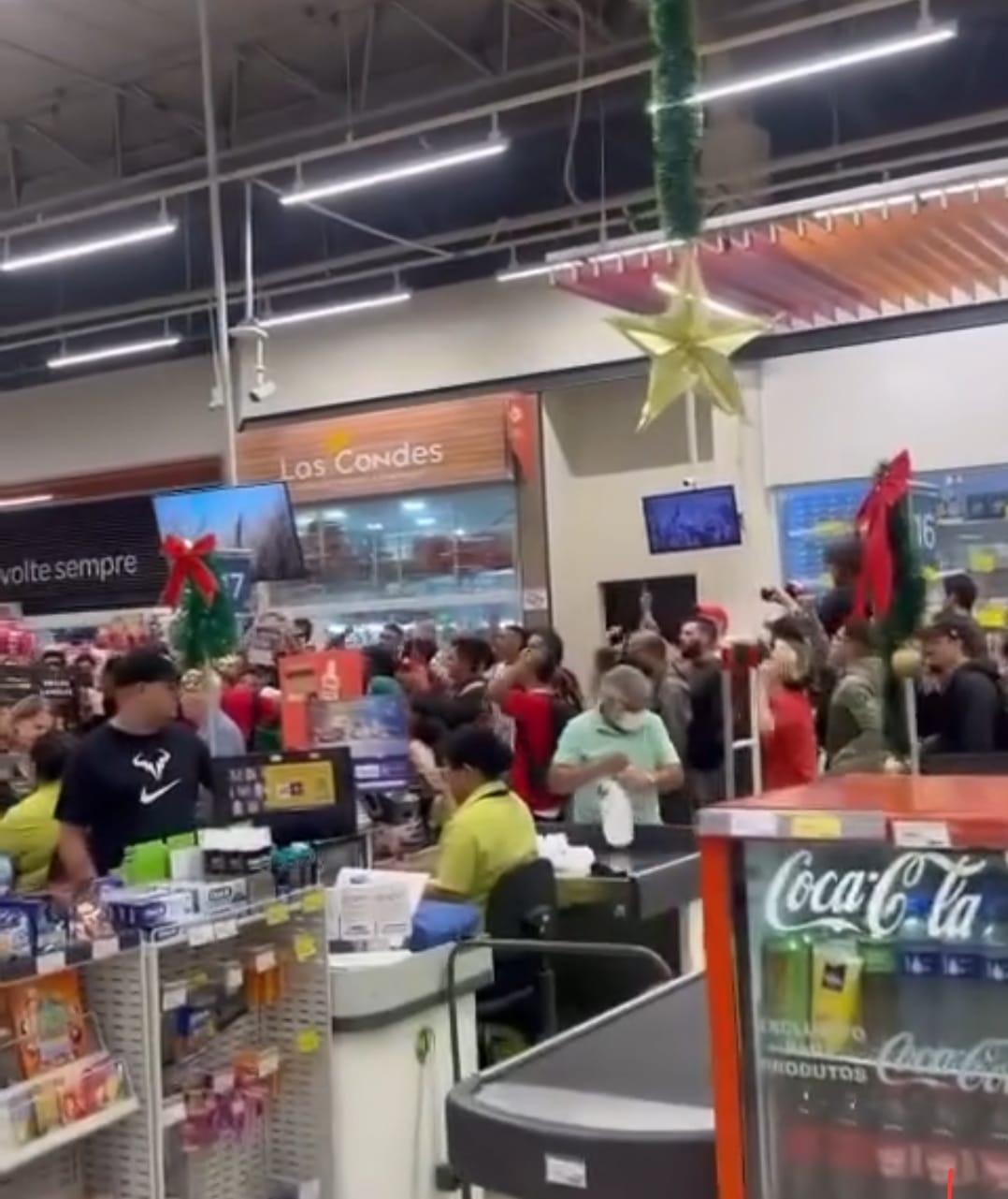 VÍDEO: MOVIMENTO SOCIAL PROTESTA NO CARREFOUR DE SANTO ANDRÉ E EXIGE CESTAS BÁSICAS