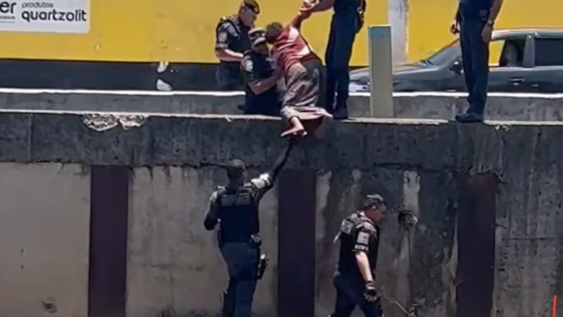 GCM DE SANTO ANDRÉ REALIZA SALVAMENTO DE MULHER EM RIO NA AVENIDA DOS ESTADOS