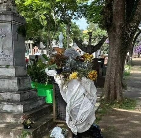 FAMÍLIA DENUNCIA ABANDONO E SUJEIRA NO CEMITÉRIO DA VILA ASSUNÇÃO, EM SANTO ANDRÉ