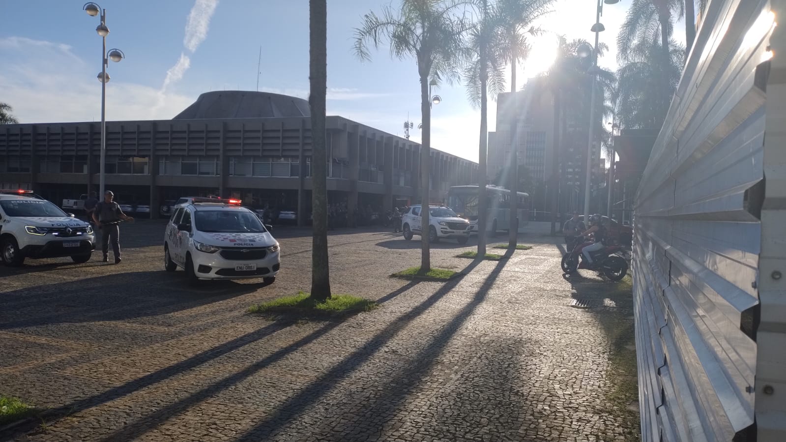 MOTORISTA DE ÔNIBUS É FEITO REFÉM POR HOMEM ARMADO COM FACA EM SANTO ANDRÉ