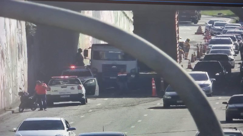 ACIDENTE NA PERIMETRAL: CAMINHÃO COLIDE COM VIADUTO E DEIXA FERIDOS