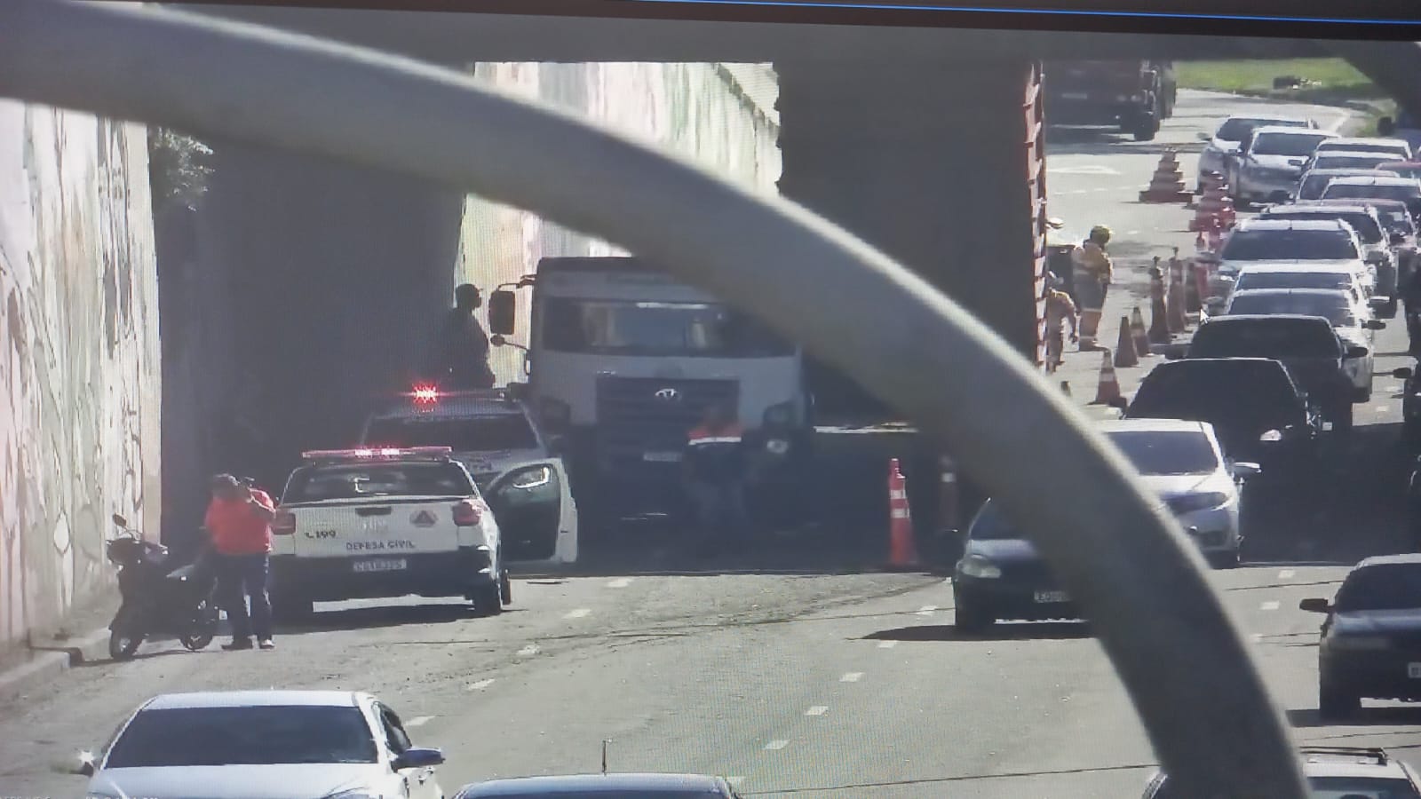 ACIDENTE NA PERIMETRAL: CAMINHÃO COLIDE COM VIADUTO E DEIXA FERIDOS