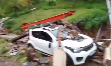 CHUVA DERRUBA MURO, ÁRVORES E DEIXA RUAS ALAGADAS EM DIADEMA