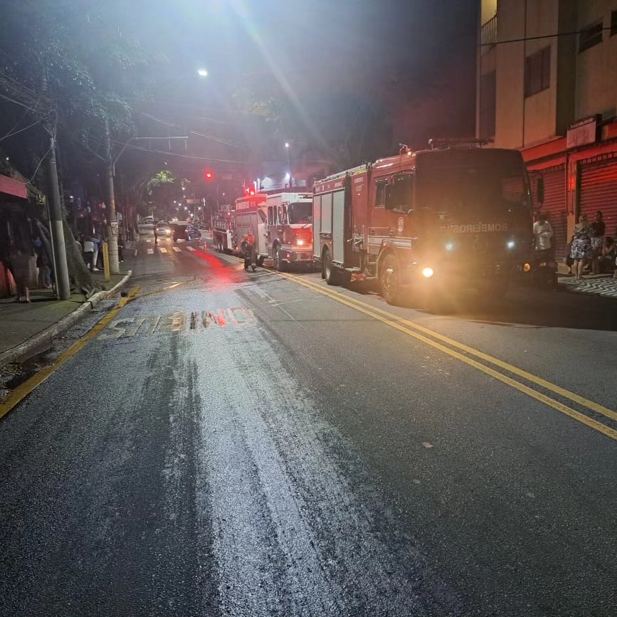 INCÊNDIO EM APARTAMENTO MOBILIZA SEIS VIATURAS DO CORPO DE BOMBEIROS EM SÃO CAETANO DO SUL