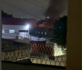 INCÊNDIO ATINGE RESIDÊNCIA EM SANTO ANDRÉ NA MADRUGADA