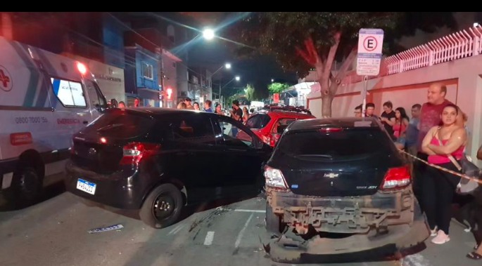 MOTORISTA EMBRIAGADO E COM FILHO DE 7 ANOS NO CARRO COLIDE EM VÁRIOS VEÍCULOS EM SÃO CAETANO