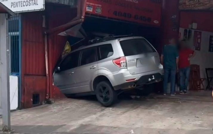 MOTORISTA EMBRIAGADO BATE CARRO, INVADE LOJA E ATINGE LATERAL DE IGREJA EM DIADEMA