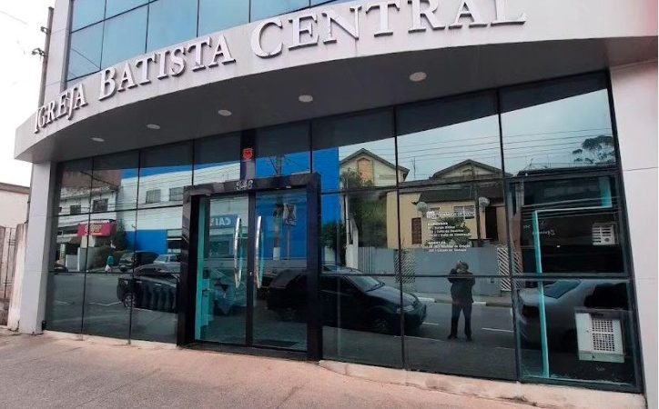 JOVEM DE RIO GRANDE APROVEITA MOMENTO DE ORAÇÃO DOS FIÉIS PARA FURTAR DÍZIMO DE IGREJA