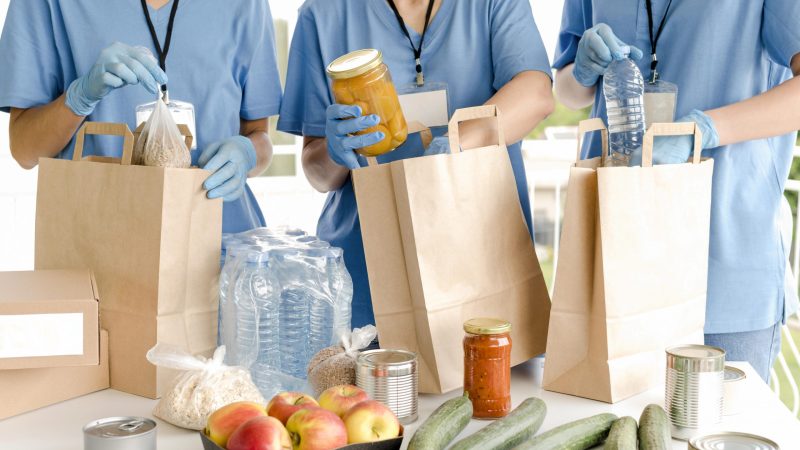COOP COLABORA COM A ARRECADAÇÃO DE UMA TONELADA DE ALIMENTOS
