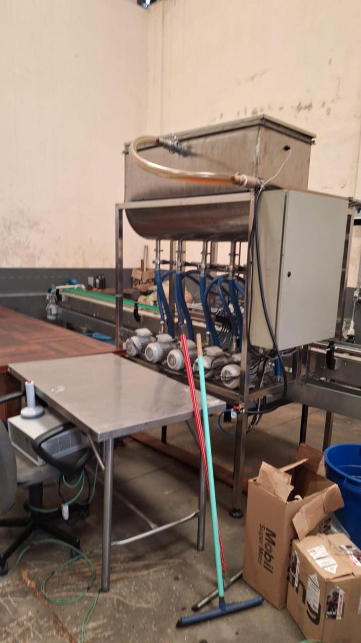 QUADRILHA NO ABC TRANSFORMAVA ÓLEO DE COZINHA USADO EM ÓLEO DE MOTOR PARA VENDA COMO ‘NOVO