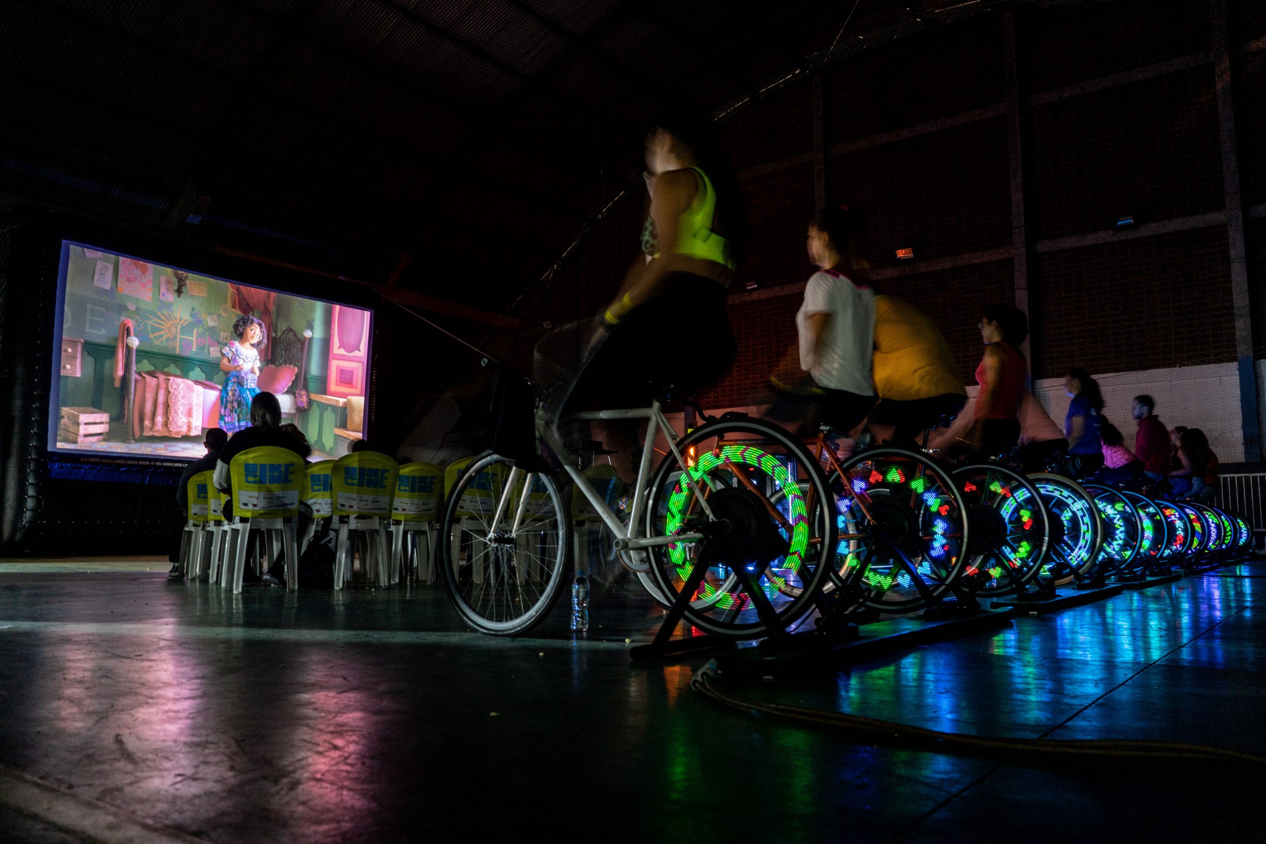 BIKECINE OFERECE CINEMA AO AR LIVRE E COM ENERGIA LIMPA