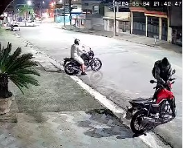 VÍDEO FLAGRA DUPLA FURTANDO MOTO EM SANTOANDRÉ; UM DOS INDIVÍDUOS ESTAVA DISFARÇADO DE ENTREGADOR