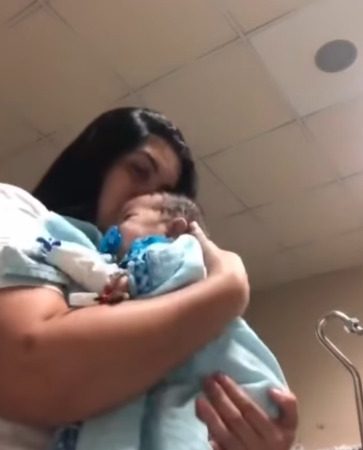 BEBÊ DE DOIS MESES ESPERA VAGA EM UTI PEDIÁTRICA DE DIADEMA