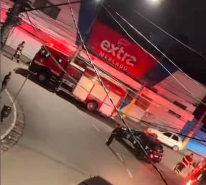 INCÊNDIO ATINGE MERCADO EXTRA EM RIBEIRÃO PIRES