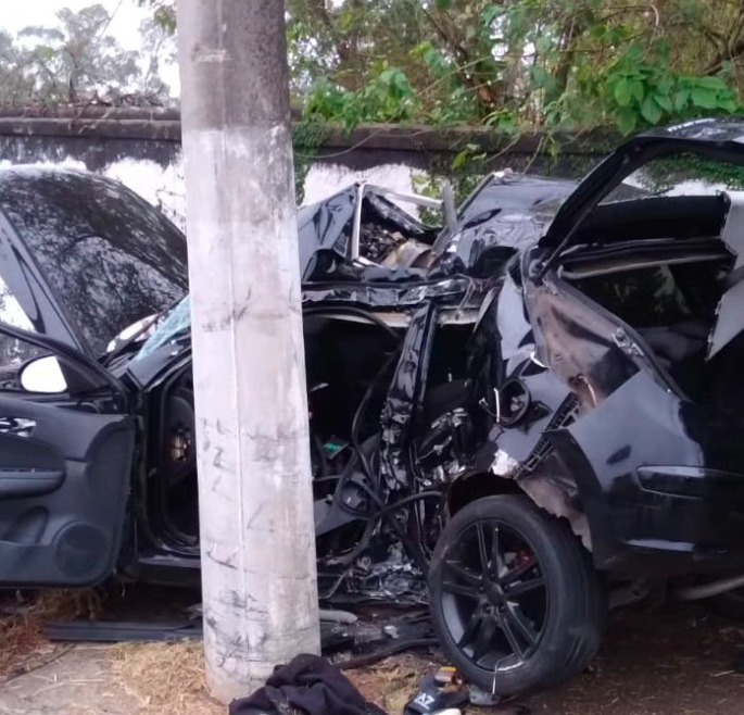 MOTORISTA COM CNH VENCIDA BATE EM POSTE EM ACIDENTE COM 4 VÍTIMAS EM SANTO ANDRÉ