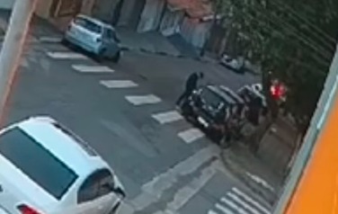 VÍDEO MOSTRA CRIMINOSO FURTANDO VEÍCULO EM SANTO ANDRÉ APÓS TENTAR OUTRO CARRO