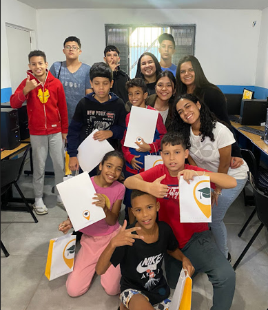ALUNOS DA METODISTA ENSINAM INFORMÁTICA PARA CRIANÇAS E IDOSOS EM HELIÓPOLIS