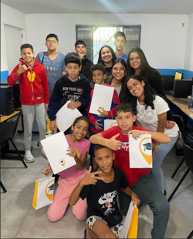 ALUNOS DA METODISTA ENSINAM INFORMÁTICA PARA CRIANÇAS E IDOSOS EM HELIÓPOLIS